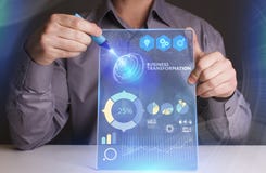 Bedrijfs, Technologie, van Internet en van het netwerk concept De jonge zakenman die aan het virtueel scherm van de toekomst werk royalty-vrije stock foto's Bedrijfs, Technologie, van Internet en van het netwerk concept De jonge zakenman die aan het virtueel scherm van de toekomst werk royalty-vrije stock foto's