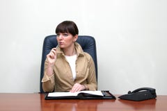 Bedrijfs vrouwenzitting achter het bureau in het bureau, dat het probleem oplost royalty-vrije stock foto's Bedrijfs vrouwenzitting achter het bureau in het bureau, dat het probleem oplost royalty-vrije stock foto's