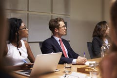 Bedrijfscollega's die op bestuurskamervergadering luisteren stock foto Bedrijfscollega's die op bestuurskamervergadering luisteren stock foto