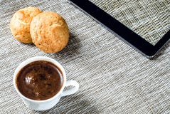 Bedrijfsconcept - koffie en tablet Royalty-vrije Stock Foto Bedrijfsconcept - koffie en tablet Royalty-vrije Stock Foto
