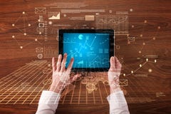 Bedrijfshanden die tablet houden royalty-vrije stock foto Bedrijfshanden die tablet houden royalty-vrije stock foto