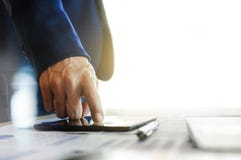 Bedrijfsmens die aan tablet werken royalty-vrije stock afbeeldingen Bedrijfsmens die aan tablet werken royalty-vrije stock afbeeldingen