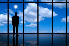 Bedrijfsmens die uit het hoge venster van het stijgingsbureau blauwe hemel heldere zonneschijn en witte wolken bekijken. royalty-vrije stock afbeelding Bedrijfsmens die uit het hoge venster van het stijgingsbureau blauwe hemel heldere zonneschijn en witte wolken bekijken. royalty-vrije stock afbeelding