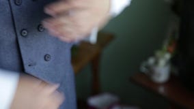 Bedrijfsmens die zich omhoog met klassieke, elegante schoenen kleden Bruidegom die schoenen bij huwelijk dag, het binden van het stock video Bedrijfsmens die zich omhoog met klassieke, elegante schoenen kleden Bruidegom die schoenen bij huwelijk dag, het binden van het stock video