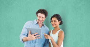 Bedrijfsmensen die digitale tablet over groene achtergrond gebruiken royalty-vrije stock afbeelding Bedrijfsmensen die digitale tablet over groene achtergrond gebruiken royalty-vrije stock afbeelding