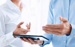 Bedrijfsmensen die en digitale tablet samenwerken gebruiken op het werk stock afbeelding Bedrijfsmensen die en digitale tablet samenwerken gebruiken op het werk stock afbeelding