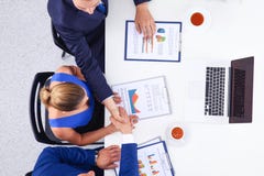 Bedrijfsmensen die en op commerciële vergadering zitten bespreken Stock Fotografie Bedrijfsmensen die en op commerciële vergadering zitten bespreken Stock Fotografie