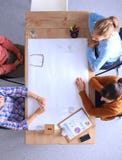 Bedrijfsmensen die en op vergadering, in bureau zitten bespreken Royalty-vrije Stock Afbeelding Bedrijfsmensen die en op vergadering, in bureau zitten bespreken Royalty-vrije Stock Afbeelding