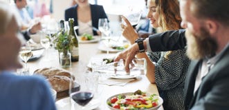 Bedrijfsmensen die Etend de Partijconcept van de Besprekingskeuken samenkomen stock fotografie Bedrijfsmensen die Etend de Partijconcept van de Besprekingskeuken samenkomen stock fotografie