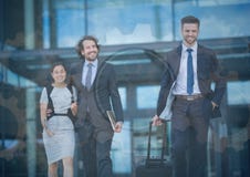 Bedrijfsmensen die met toestel grafische bekleding lopen stock afbeeldingen Bedrijfsmensen die met toestel grafische bekleding lopen stock afbeeldingen