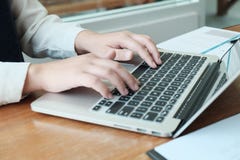 Bedrijfsmensen die Ontwerpidee?n met pen ontmoeten die financi?le documenten professionele investeerder analyseren die nieuw star stock afbeeldingen Bedrijfsmensen die Ontwerpidee?n met pen ontmoeten die financi?le documenten professionele investeerder analyseren die nieuw star stock afbeeldingen
