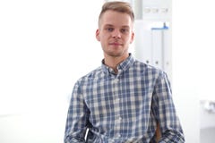 Bedrijfsmensen die op vergadering op kantoor spreken Royalty-vrije Stock Fotografie Bedrijfsmensen die op vergadering op kantoor spreken Royalty-vrije Stock Fotografie
