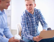 Bedrijfsmensen die op vergadering op kantoor spreken Royalty-vrije Stock Afbeeldingen Bedrijfsmensen die op vergadering op kantoor spreken Royalty-vrije Stock Afbeeldingen