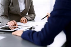 Bedrijfsmensen en advocaat die contractdocumenten bespreken die bij de lijst, handenclose-up zitten Groepswerk of groepsverrichti royalty-vrije stock foto's Bedrijfsmensen en advocaat die contractdocumenten bespreken die bij de lijst, handenclose-up zitten Groepswerk of groepsverrichti royalty-vrije stock foto's