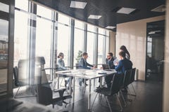 Bedrijfsteam en manager in een vergadering royalty-vrije stock afbeelding Bedrijfsteam en manager in een vergadering royalty-vrije stock afbeelding