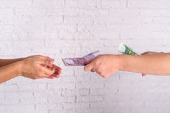 Bedrijfsvrouw die euro rekeningen ruilen Het concept van het geld royalty-vrije stock foto Bedrijfsvrouw die euro rekeningen ruilen Het concept van het geld royalty-vrije stock foto