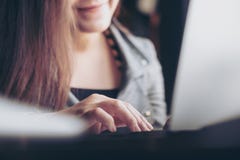 Bedrijfsvrouw die laptop met behulp van royalty-vrije stock fotografie Bedrijfsvrouw die laptop met behulp van royalty-vrije stock fotografie