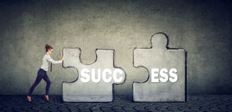 Bedrijfsvrouwen verbindende elementen van succesraadsel stock afbeelding Bedrijfsvrouwen verbindende elementen van succesraadsel stock afbeelding