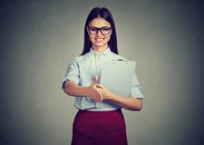 Bedrijfsvrouwenintern die een handdruk geven stock afbeeldingen Bedrijfsvrouwenintern die een handdruk geven stock afbeeldingen