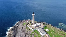 Bedöva antennskottet av den Ardnamurchan fyren med de härliga vitstränderna och costlinen i bakgrunden arkivfilmer Bedöva antennskottet av den Ardnamurchan fyren med de härliga vitstränderna och costlinen i bakgrunden arkivfilmer