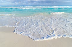 Bedöva havssikt på den sandiga stranden fotografering för bildbyråer Bedöva havssikt på den sandiga stranden fotografering för bildbyråer