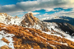 Bedöva höstlandskap med höga berg, Ciucas, Transylvania, Rumänien, Europa arkivbild Bedöva höstlandskap med höga berg, Ciucas, Transylvania, Rumänien, Europa arkivbild