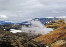 Bedöva rhyoliteberg som slås in i geotermisk ånga som lokaliseras i Landmannalaugaren, Fjallabak naturreserv, centrala Island arkivfoto Bedöva rhyoliteberg som slås in i geotermisk ånga som lokaliseras i Landmannalaugaren, Fjallabak naturreserv, centrala Island arkivfoto