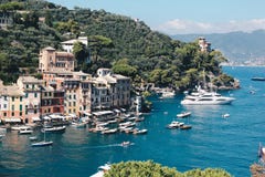 Bedöva sikt i Portofino i Italien med några villor och fartyg - resa destinationen i Italien royaltyfri bild Bedöva sikt i Portofino i Italien med några villor och fartyg - resa destinationen i Italien royaltyfri bild