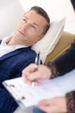 Beeld mannelijke patiënt die aan psychiater spreekt stock foto's Beeld mannelijke patiënt die aan psychiater spreekt stock foto's