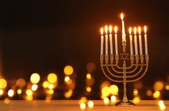 Beeld van de Joodse achtergrond van de vakantiechanoeka met menorah & x28; traditionele candelabra& x29; en kaarsen royalty-vrije stock fotografie Beeld van de Joodse achtergrond van de vakantiechanoeka met menorah & x28; traditionele candelabra& x29; en kaarsen royalty-vrije stock fotografie
