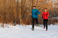 Beeld van de sportenvrouw en mens die op de winterdag lopen royalty-vrije stock foto's Beeld van de sportenvrouw en mens die op de winterdag lopen royalty-vrije stock foto's