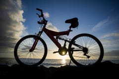 Beeld van een Bergfiets bij Zonsondergang Royalty-vrije Stock Afbeeldingen Beeld van een Bergfiets bij Zonsondergang Royalty-vrije Stock Afbeeldingen