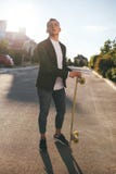Beeld van een mens met longboard die op weg gaan royalty-vrije stock foto Beeld van een mens met longboard die op weg gaan royalty-vrije stock foto