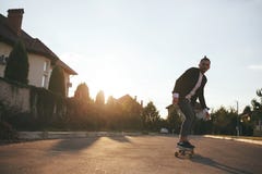 Beeld van een mens met longboard die op weg gaan stock fotografie Beeld van een mens met longboard die op weg gaan stock fotografie