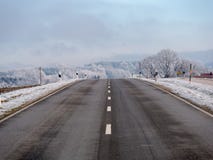 Beeld van een weg in een de winterlandschap stock afbeelding Beeld van een weg in een de winterlandschap stock afbeelding