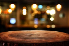 Beeld van houten lijst voor de samenvatting vage achtergrond van restaurantlichten royalty-vrije stock fotografie Beeld van houten lijst voor de samenvatting vage achtergrond van restaurantlichten royalty-vrije stock fotografie