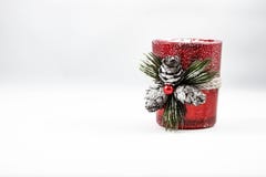 Beeld van ornamenten van een de enige Kerstmiskaars stock foto Beeld van ornamenten van een de enige Kerstmiskaars stock foto