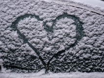 Beeld van sneeuwhart bij het venster van een auto stock afbeelding Beeld van sneeuwhart bij het venster van een auto stock afbeelding