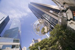 Beeldhouwer van Aarde voor Troeftorens de Stad in van Manhattan, New York, New York stock fotografie Beeldhouwer van Aarde voor Troeftorens de Stad in van Manhattan, New York, New York stock fotografie