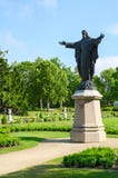 Beeldhouwwerk die Christus zegenen vóór Amber Museum in Palanga, Litouwen royalty-vrije stock afbeelding Beeldhouwwerk die Christus zegenen vóór Amber Museum in Palanga, Litouwen royalty-vrije stock afbeelding