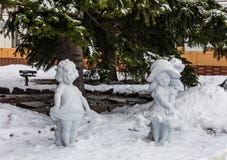 Beeldhouwwerken van meisjes op de sneeuw in Belokurikha, Altai, Rusland royalty-vrije stock foto Beeldhouwwerken van meisjes op de sneeuw in Belokurikha, Altai, Rusland royalty-vrije stock foto