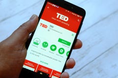 BEGAWAN BANDAR SERI, BRUNEI - JULI VIJFENTWINTIGSTE, 2018: Een mannelijke smartphone van de handholding met TED apps op een andro royalty-vrije stock foto's BEGAWAN BANDAR SERI, BRUNEI - JULI VIJFENTWINTIGSTE, 2018: Een mannelijke smartphone van de handholding met TED apps op een andro royalty-vrije stock foto's