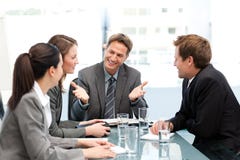 Begeisterter Manager, der mit seinem Team an einem Tisch spricht