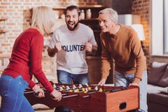 Begeisterter Pensionär, der ein Spiel mit seiner Frau spielt stockbilder Begeisterter Pensionär, der ein Spiel mit seiner Frau spielt stockbilder