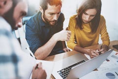 Begrepp av affärslaget på den arbetande processen Ungt professionellarbete med projekt för ny marknad Coworkersmöte _ royaltyfri foto Begrepp av affärslaget på den arbetande processen Ungt professionellarbete med projekt för ny marknad Coworkersmöte _ royaltyfri foto