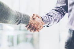 Begrepp för affärspartnerskapmöte Bildbusinessmanshandskakning Lyckad affärsmanhandshaking efter åtskilligt royaltyfri foto Begrepp för affärspartnerskapmöte Bildbusinessmanshandskakning Lyckad affärsmanhandshaking efter åtskilligt royaltyfri foto