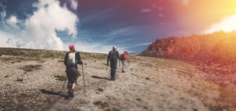Begrepp för begrepp för livsstil för loppdestinationserfarenhet Laget av handelsresande med ryggsäckar och trekking pinnar klättr royaltyfria foton Begrepp för begrepp för livsstil för loppdestinationserfarenhet Laget av handelsresande med ryggsäckar och trekking pinnar klättr royaltyfria foton