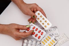 Begrepp för medicin Händerna av en äldre kvinna att välja den högra medicinen bland olika droger arkivbilder Begrepp för medicin Händerna av en äldre kvinna att välja den högra medicinen bland olika droger arkivbilder