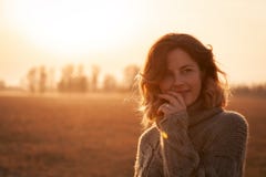 Begreppet av enheten av kvinnor och naturen, fridsamt lynne, eco-v?nskapsmatch liv arkivfoto Begreppet av enheten av kvinnor och naturen, fridsamt lynne, eco-v?nskapsmatch liv arkivfoto
