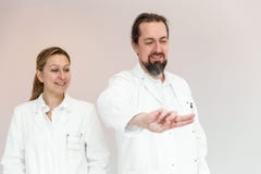 Begreppspekskärm eller växelverkande medicin arkivbilder Begreppspekskärm eller växelverkande medicin arkivbilder